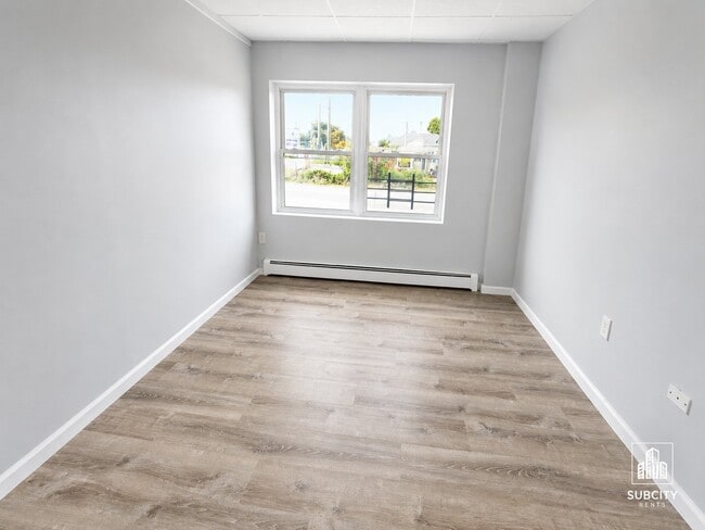 Building Photo - 275 Vreeland Ave