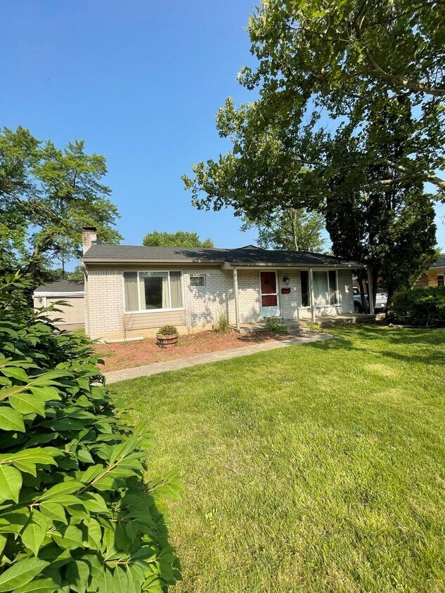Primary Photo - Spacious Three Bedroom Home for Rent!