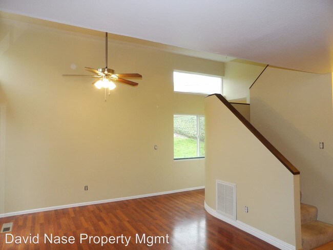 Building Photo - 1702 NW Lakeway Ln