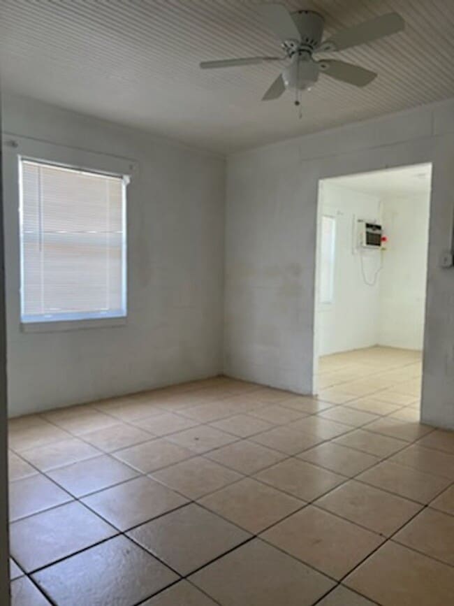 Building Photo - Studio For Rent at 318 1/2 Pearl St. Lake ...
