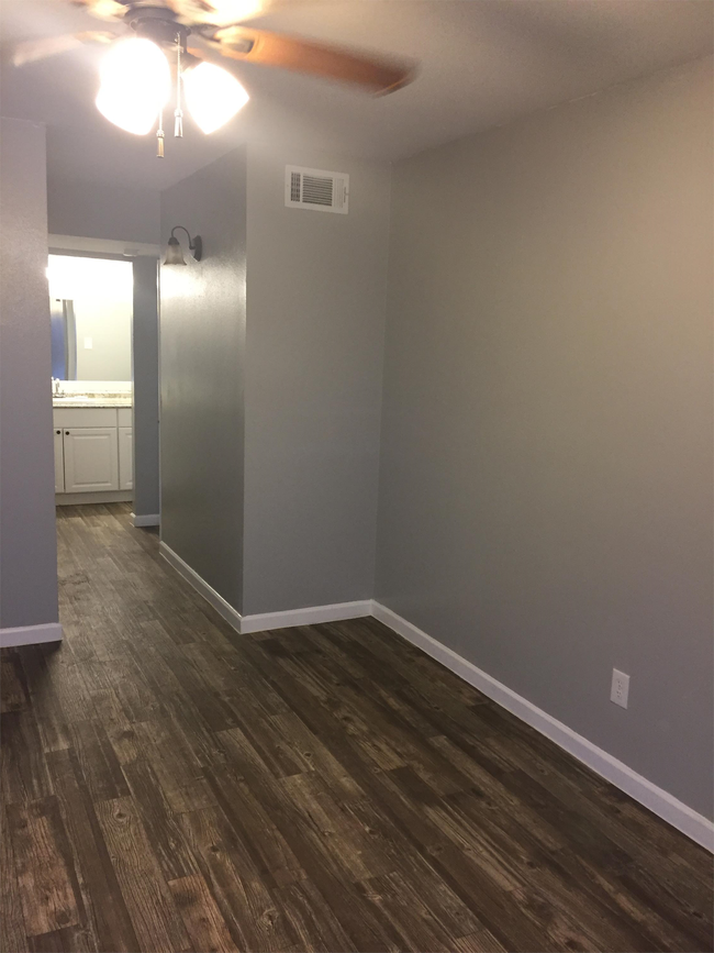 Building Photo - 9511 Contessa Dr
