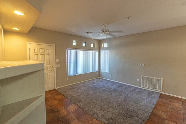 Building Photo - Spacious 2 Bed / 2 Bath Condo in Prime Cha...