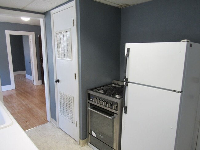 Building Photo - Cute & Cozy One Bedroom Garden Level Apt