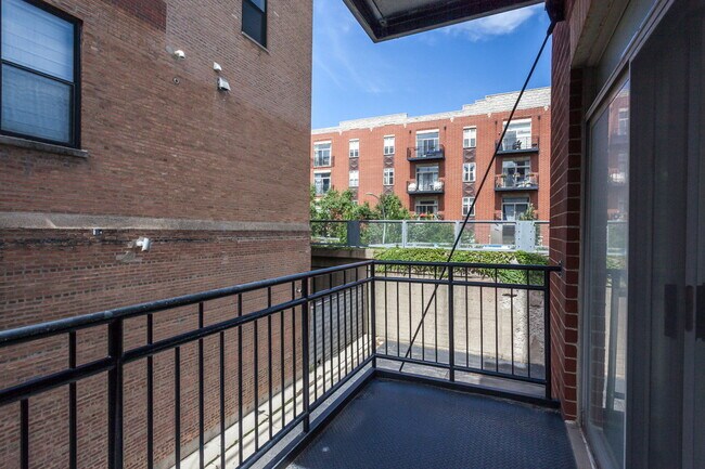 Building Photo - 2330 W St Paul Ave