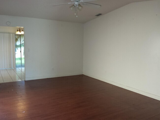 Building Photo - 9521 W Fern Ln
