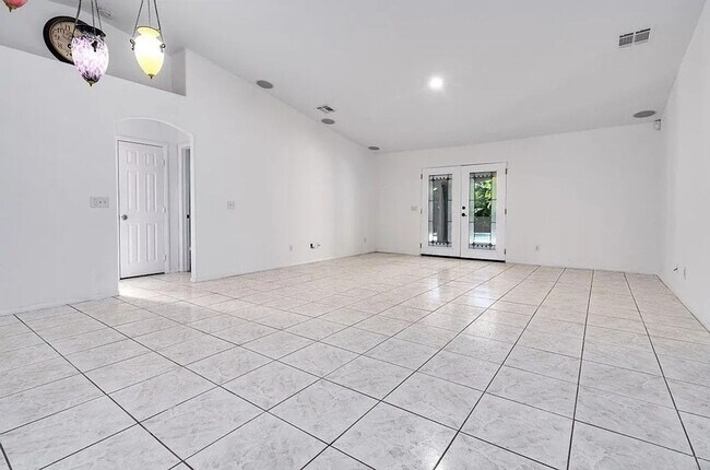 Building Photo - Beautiful 4-Bedroom Home with Pool in Cath...