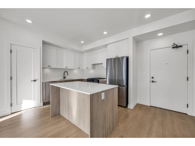 Building Photo - 19885-19876 76 Ave