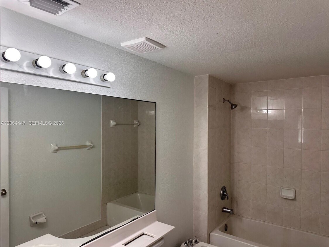 Foto del edificio - 17350 NW 67th Ave