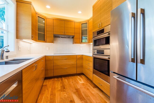 Foto del edificio - Gorgeous Mountain View Home Near Downtown