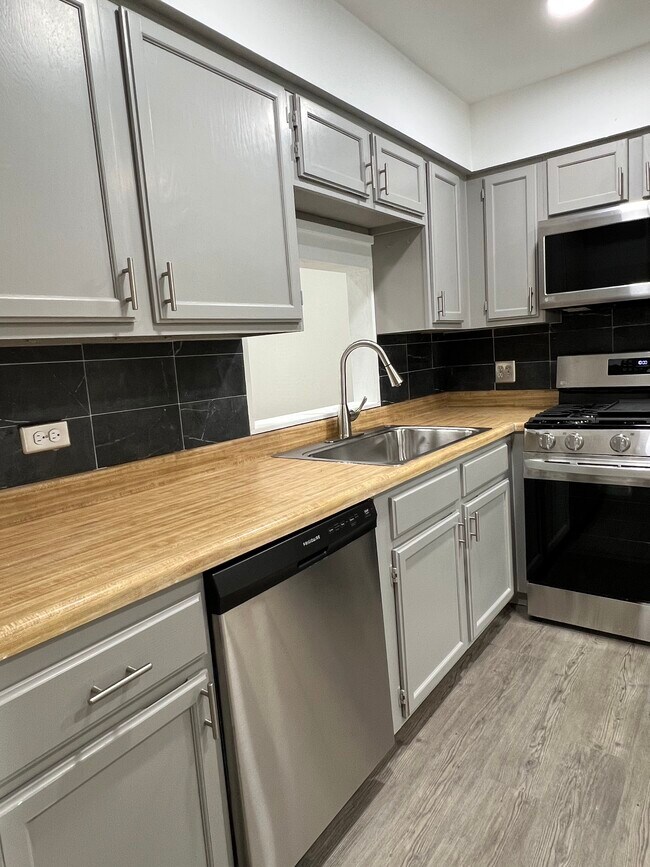 Building Photo - 975 Vernon Ct