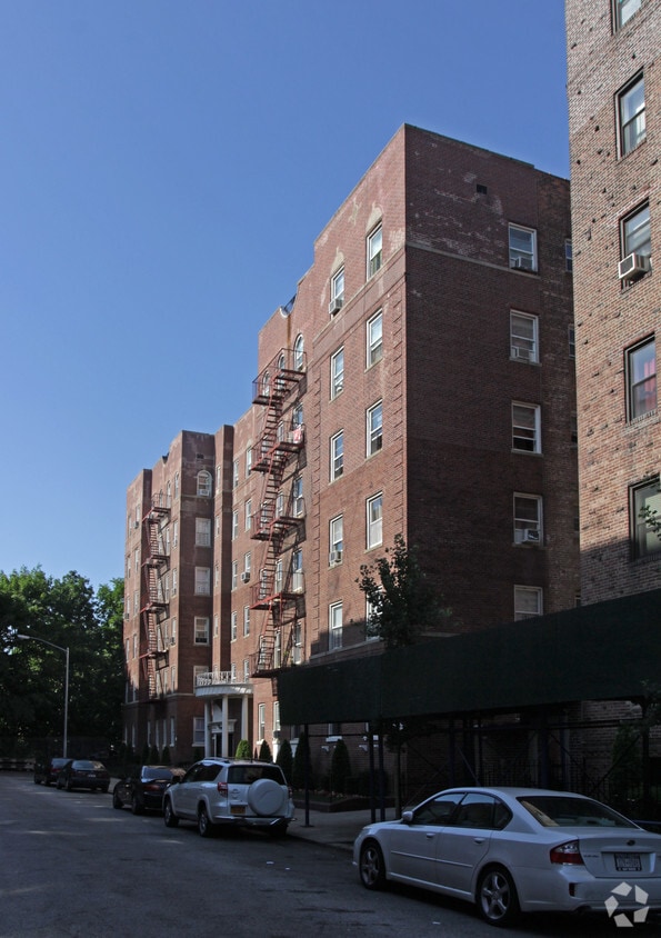 Primary Photo - 820 E 10th St