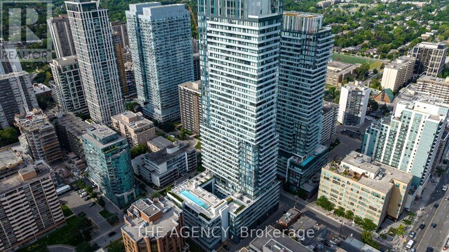 Photo du bâtiment - 161 Roehampton Ave