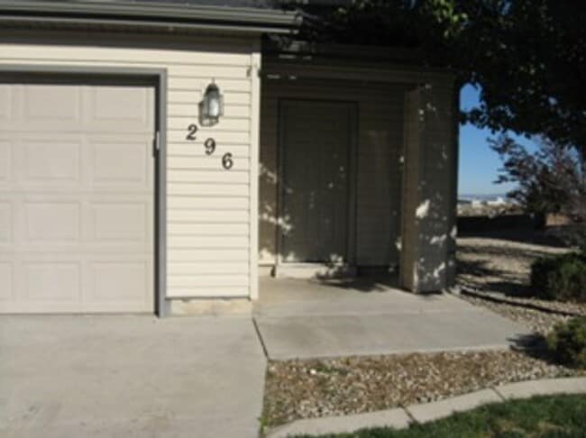 Foto del edificio - Oversized Townhome in Town!