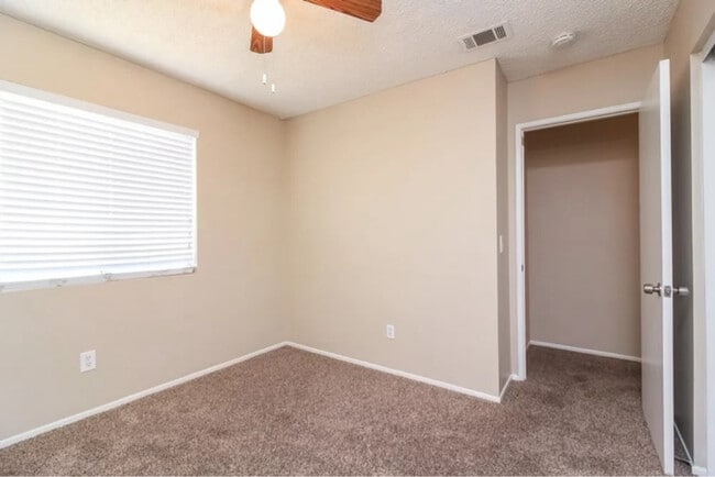 Foto del edificio - 34251 Belmont Ave W