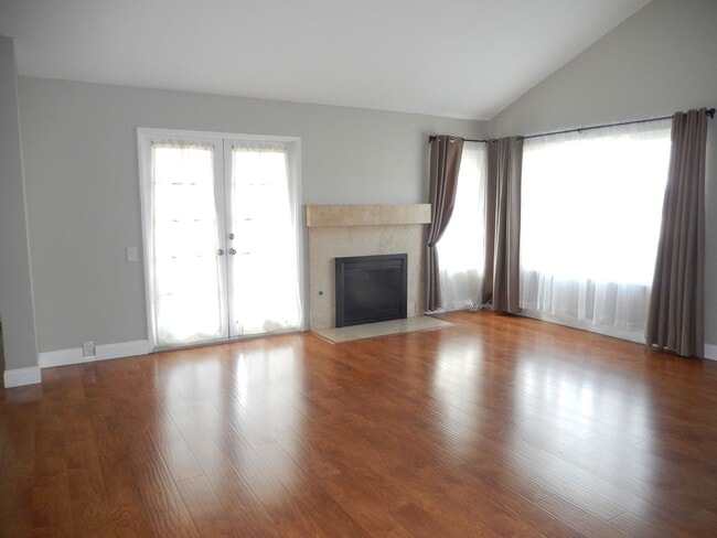 Building Photo - Updated 2Bed/ 2Bath Condo In Rancho Bernar...