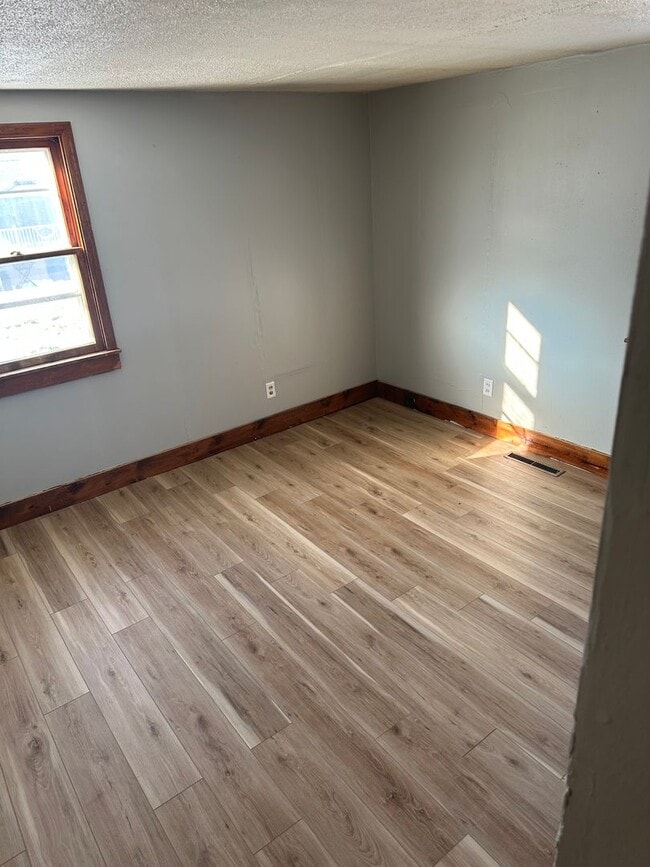 Building Photo - 308 Birdland Dr