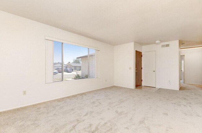 Building Photo - Spacious Home in Quiet Mira Mesa Neighborhood