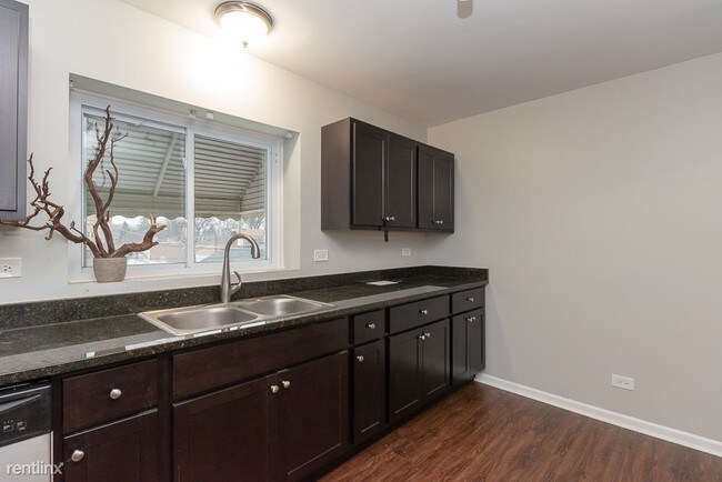 Foto del edificio - 5833 W Irving Park Rd