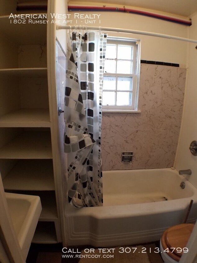 Building Photo - Nice efficiency apartment