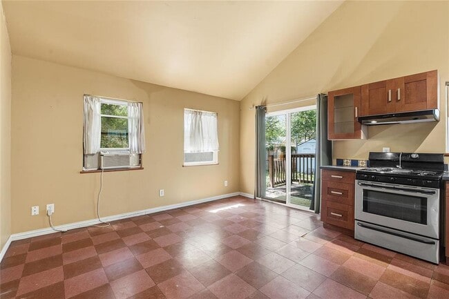 Building Photo - 2207 Santa Rita St
