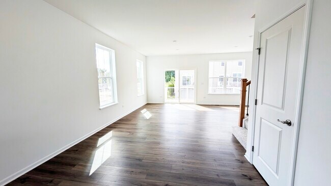 Building Photo - 525 Red Oak Cir