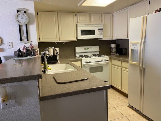 Foto del edificio - Winter and Summer 1BR WaterFront Vacation Condo Fully Furnished, UTILITIES INCLUDED Available 12/...