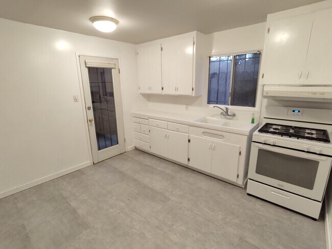 kit - 1927 Barrett Ave