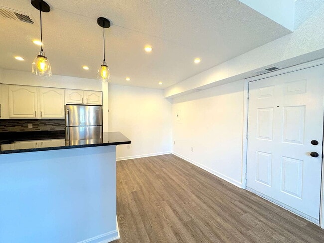 Foto del edificio - Stunning Top-Floor Penthouse Condo – Loaded with Luxury Upgrades!