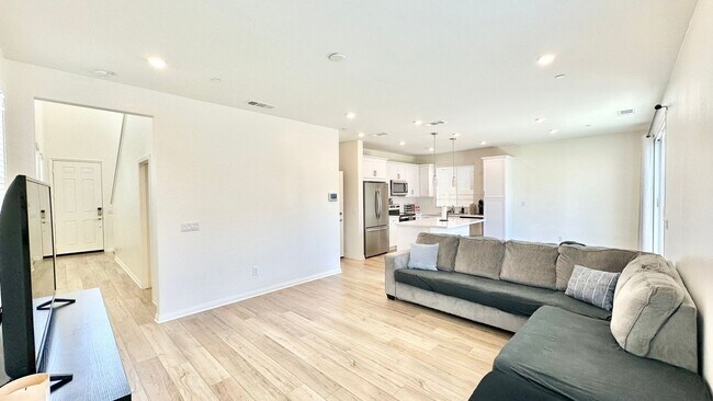 Building Photo - Newer 2022 Construction Two-Story with Pri...