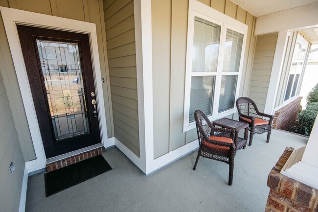 Building Photo - Beautiful Single Family Home on the NE sid...
