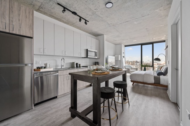 Building Photo - 811 N Cambridge Ave