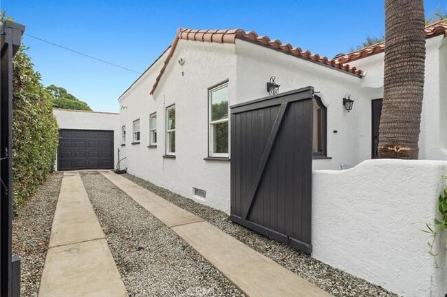 Building Photo - 230 Orizaba Ave