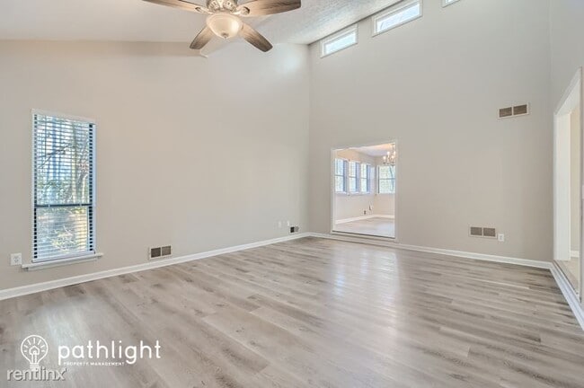 Foto del edificio - 3 br, 2 bath House - 6580 Oakwood Drive UNIT