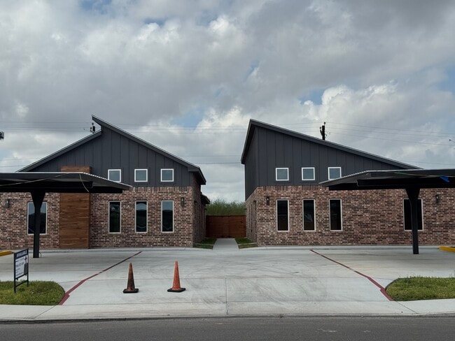 Building Photo - 703 Pedro St