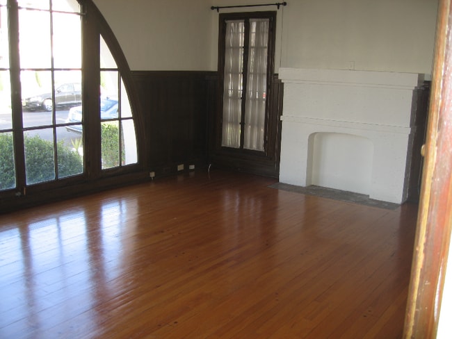 Building Photo - 115 N Sweetzer Ave