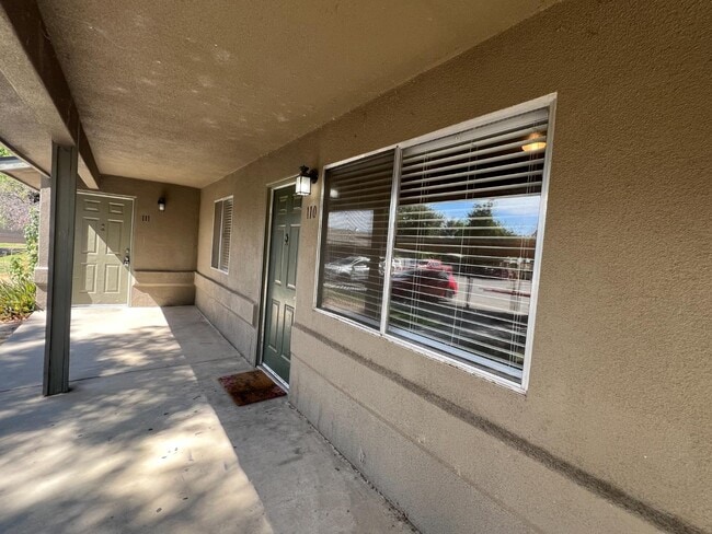 Foto del edificio - 1262 N Marks Ave