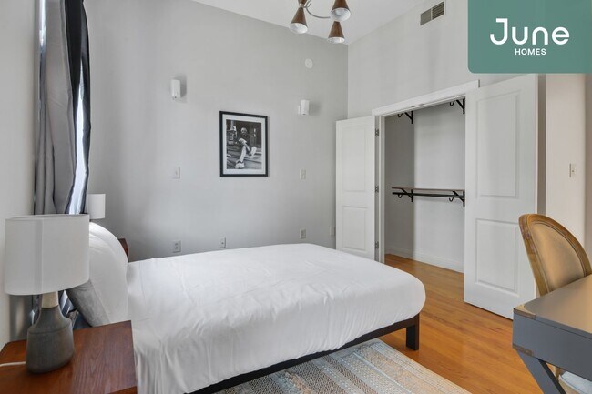 Foto del edificio - ROOM ONLY in 5-bed/2.5-bath Home