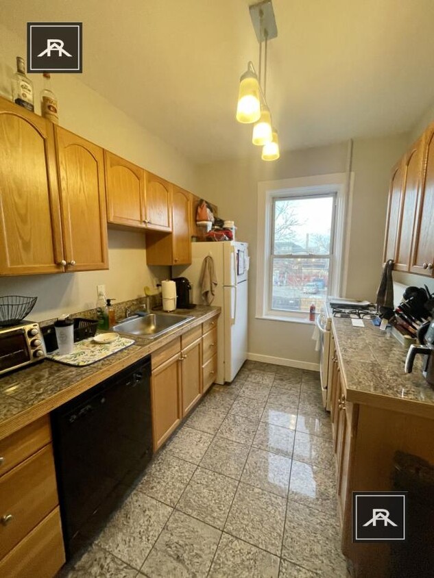 Foto principal - 4 bedroom in Allston MA 02134