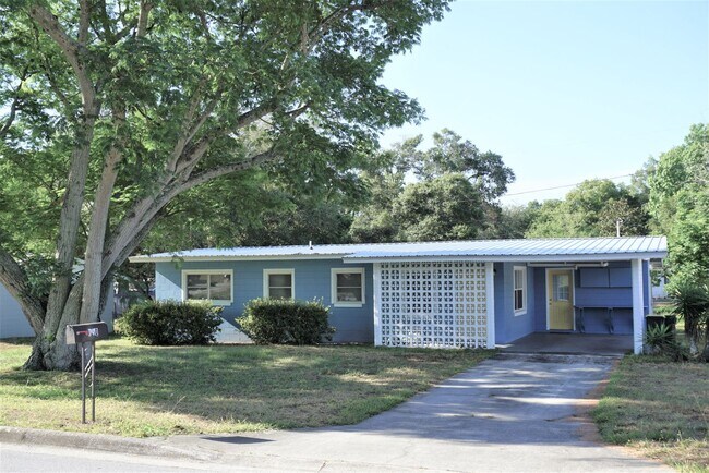 Foto del edificio - Modest 3 Br/1.5 Bath in Established Neighborhood