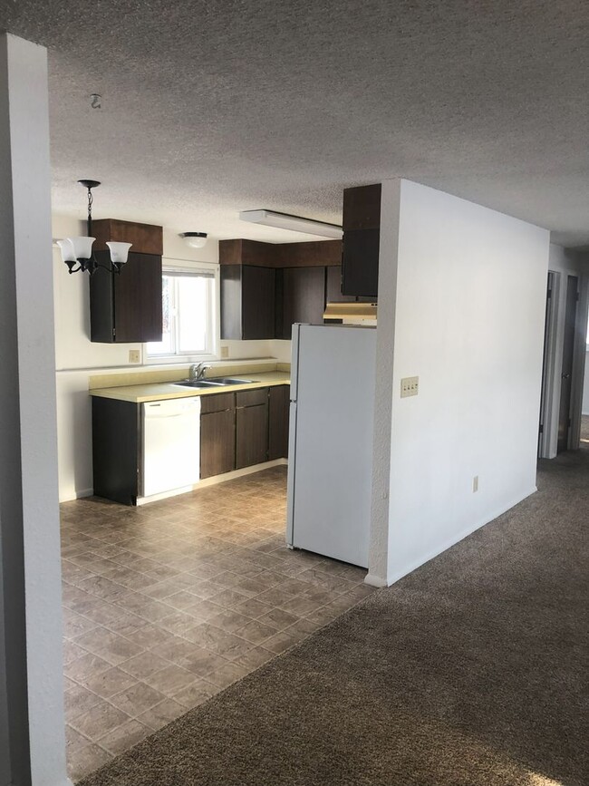 Building Photo - 2 bedroom 1 bath Centrally Located Apartment