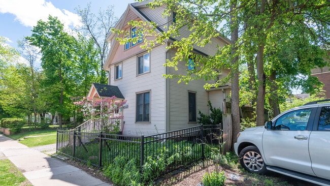 Photo - 810 Church St House