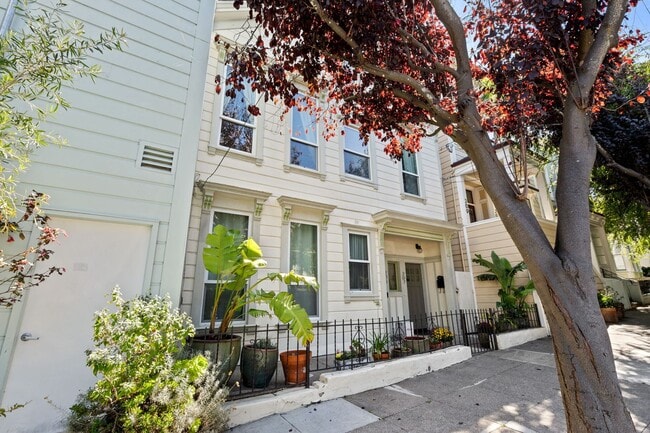 Building Photo - 2 Bed, 1 Bath Noe Valley Flat w Office + G...