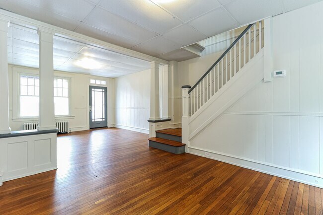 Foto del edificio - Charming and Spacious House Available Now
