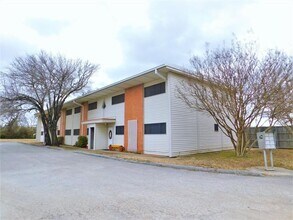 Building Photo - 401 Betchan Dr