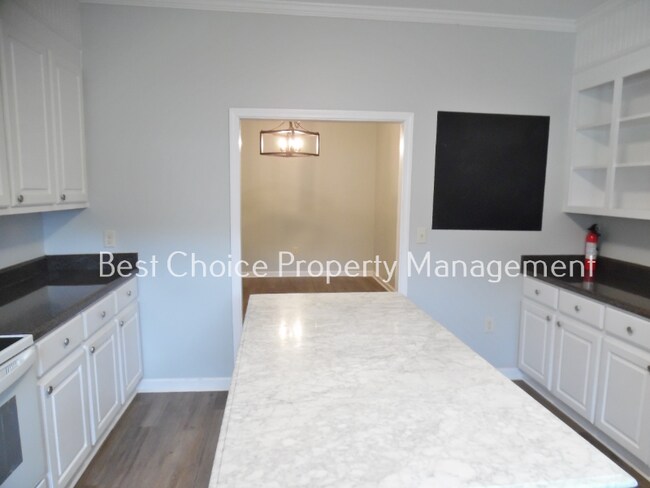 Building Photo - 8 8th St