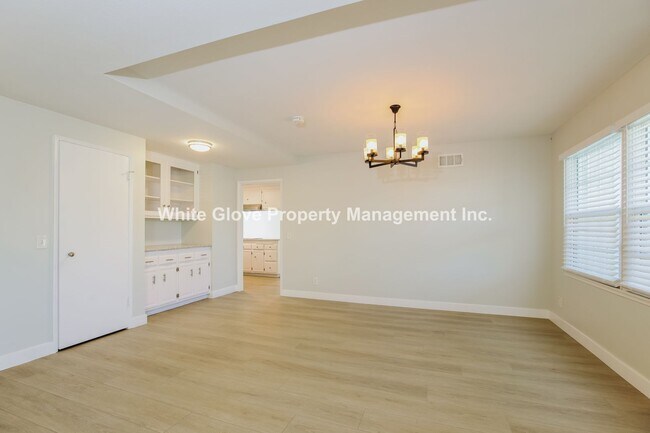 Foto del edificio - Spacious 4-Bedroom Home in Desirable Brea Neighborhood with Updated Kitchen & Baths