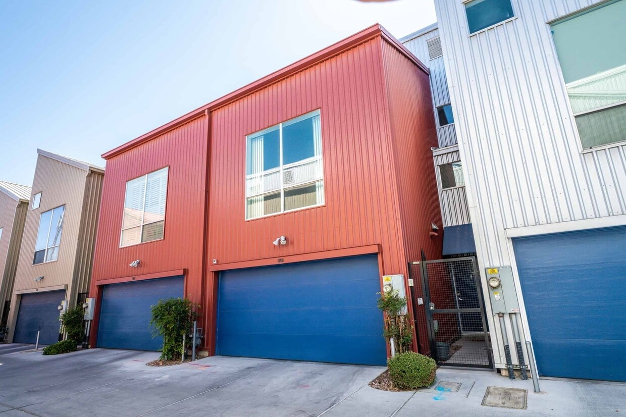 Primary Photo - 2/BD 2/BA Rare 3-Story Downtown Rental – S...