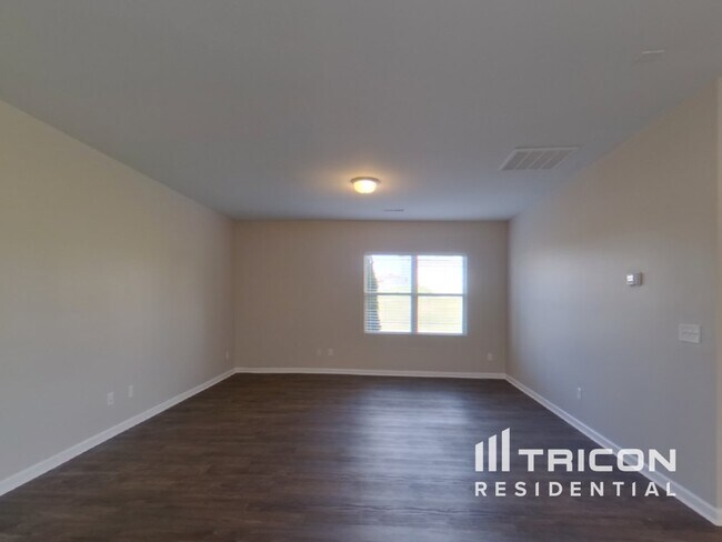 Foto del edificio - 1035 Lonergan Cir