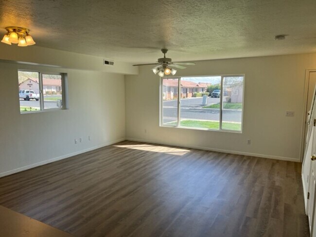 Foto del edificio - Dixie Downs Townhouse