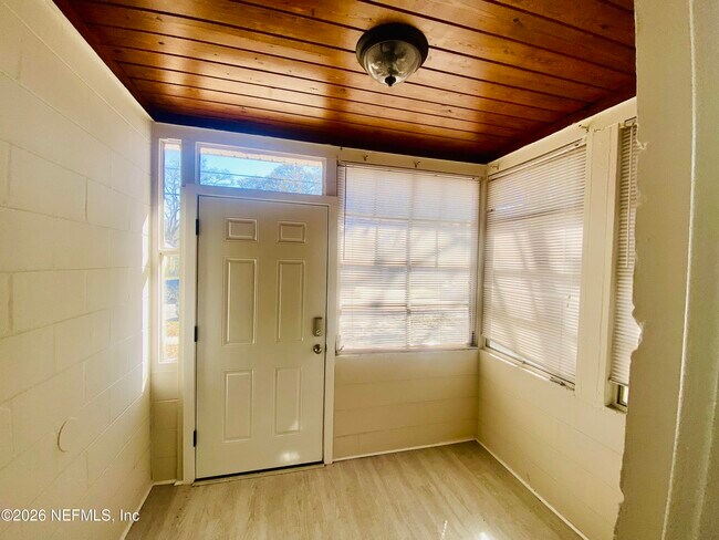 Foto del edificio - 1737 W 24th St